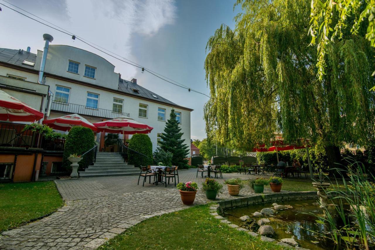 Hotel Bialy Domek Wałcz Buitenkant foto