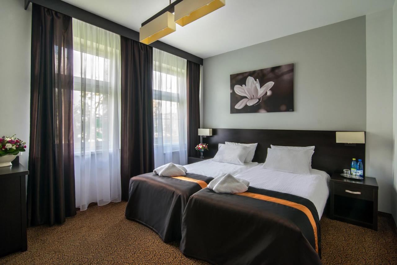 Hotel Bialy Domek Wałcz Buitenkant foto